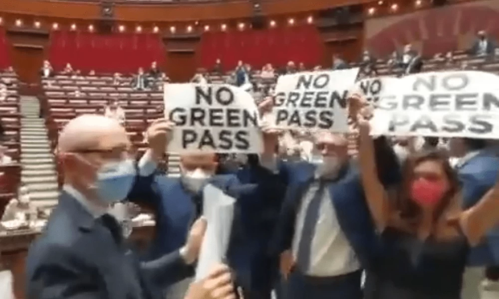 “Της μουρλής” στο ιταλικό κοινοβούλιο για την κάρτα υγείας-Κυνηγιόντουσαν στην αίθουσα (Βίντεο)